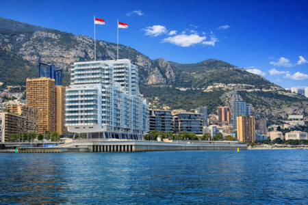 Taxe à Monaco 2026 : entreprise vs particulier, frais de transfert et règles UBO expliquées