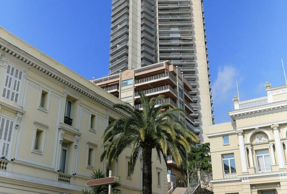 Elegante, Renovierte 3-Zimmer-Wohnung mit Weitblick, Nur Wenige Schritte vom Casino Entfernt