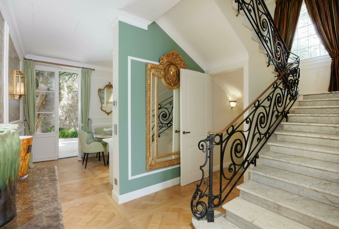 Beaulieu-sur-Mer | Villa de Prestige Face à la Mer avec Piscine