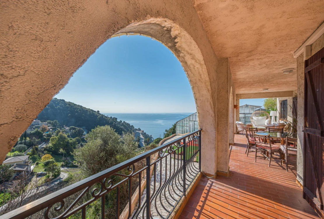 Èze — трёхкомнатная квартира с видом на море и просторной лоджией