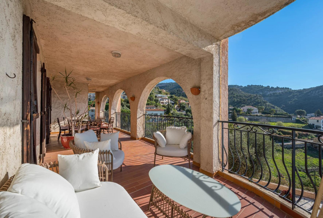 Èze — трёхкомнатная квартира с видом на море и просторной лоджией