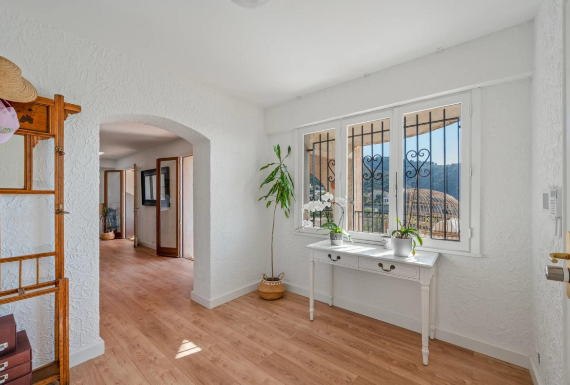 Èze — трёхкомнатная квартира с видом на море и просторной лоджией