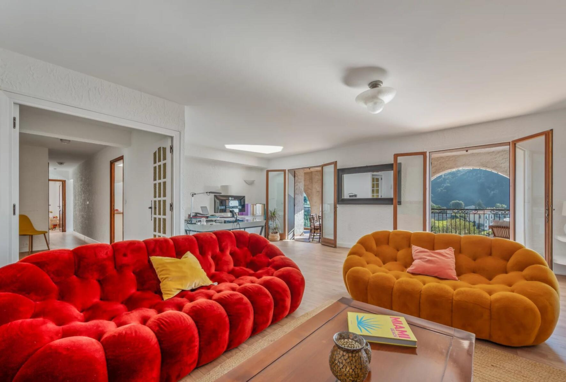 Èze — трёхкомнатная квартира с видом на море и просторной лоджией