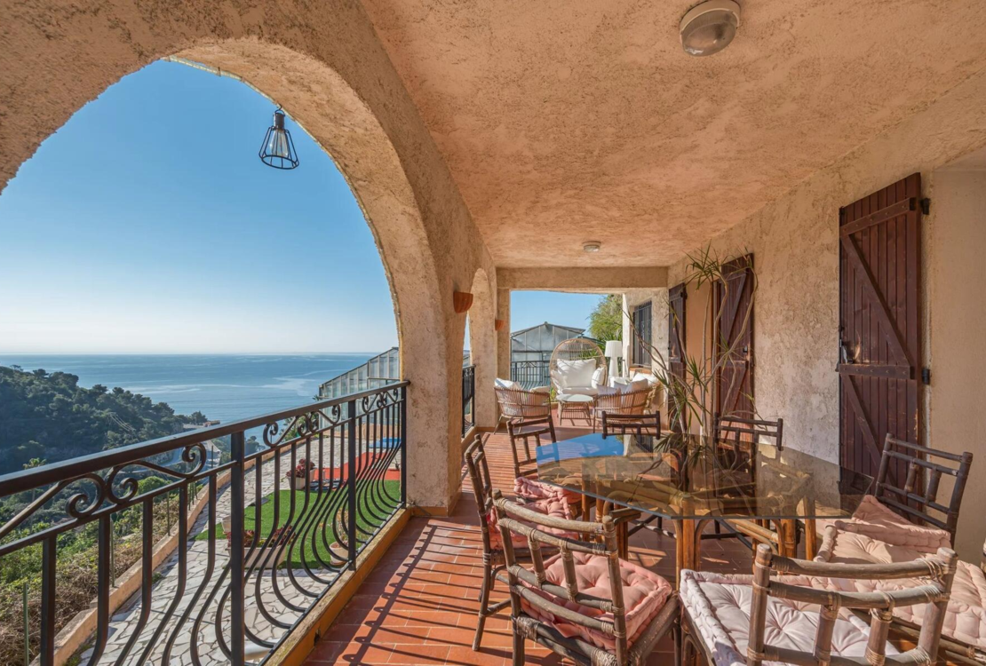 Èze — трёхкомнатная квартира с видом на море и просторной лоджией