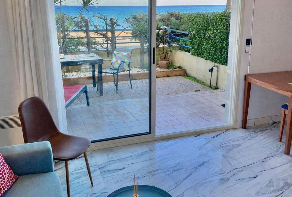 Первая линия у моря. Просторная терраса и уникальное расположение