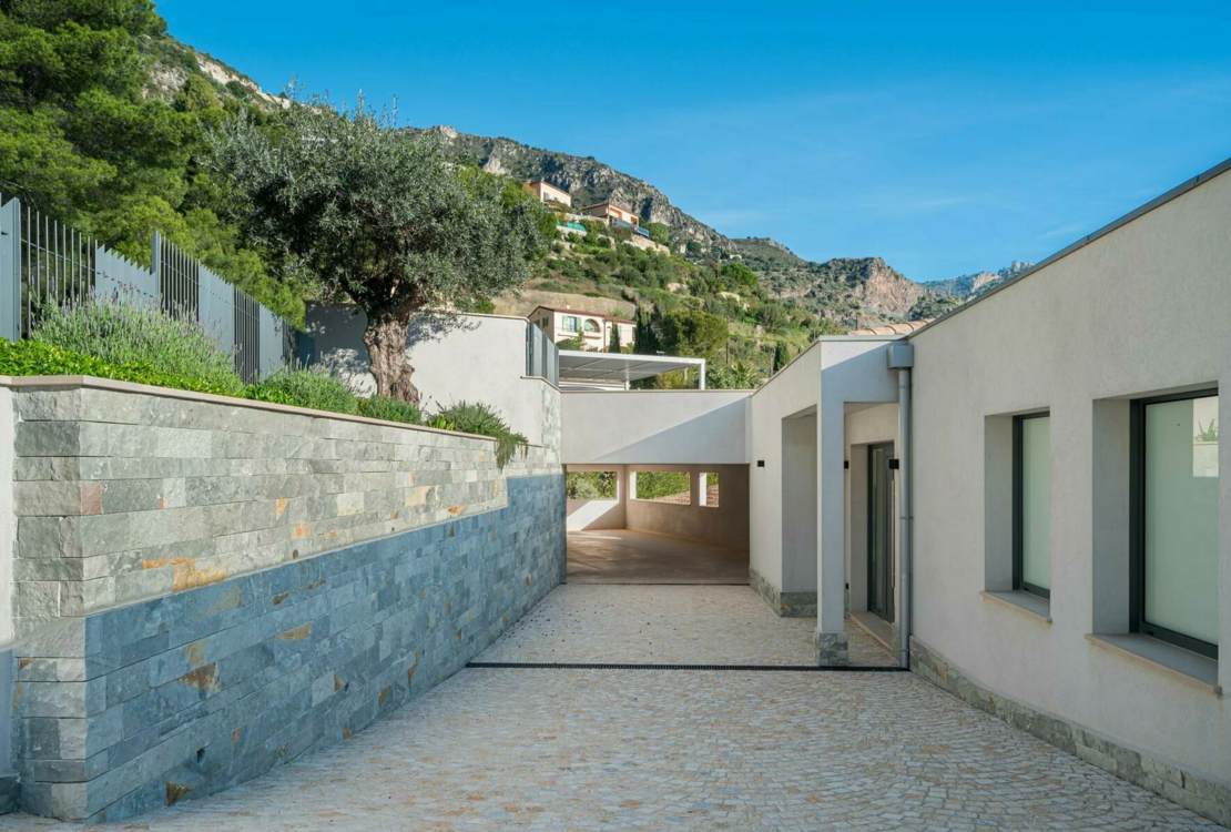 Belle villa contemporaine en bord de mer – à finir et à personnaliser selon vos goûts