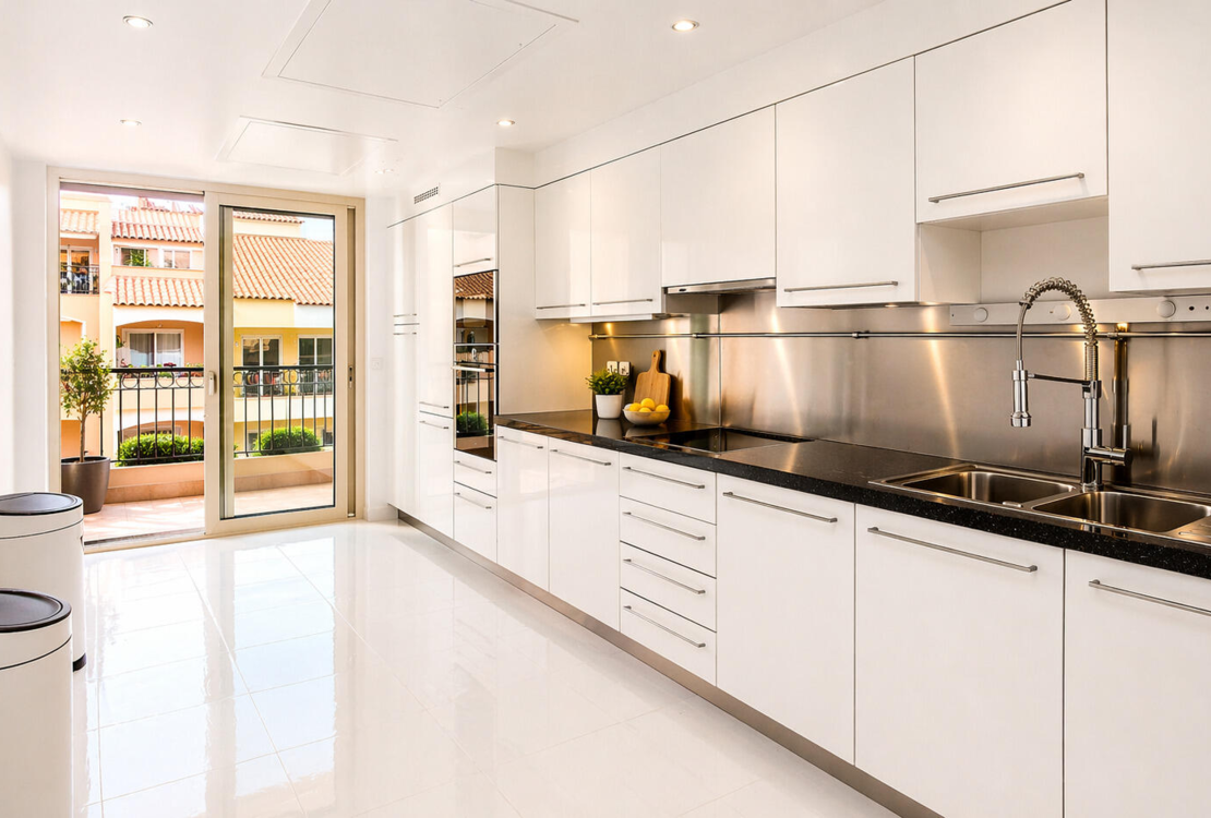 Elegant 5-room apartment with panoramic sea view and high-end services