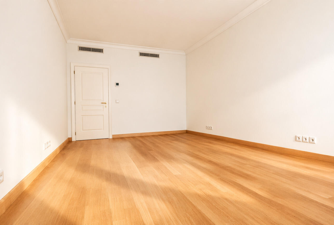 Elegant 5-room apartment with panoramic sea view and high-end services