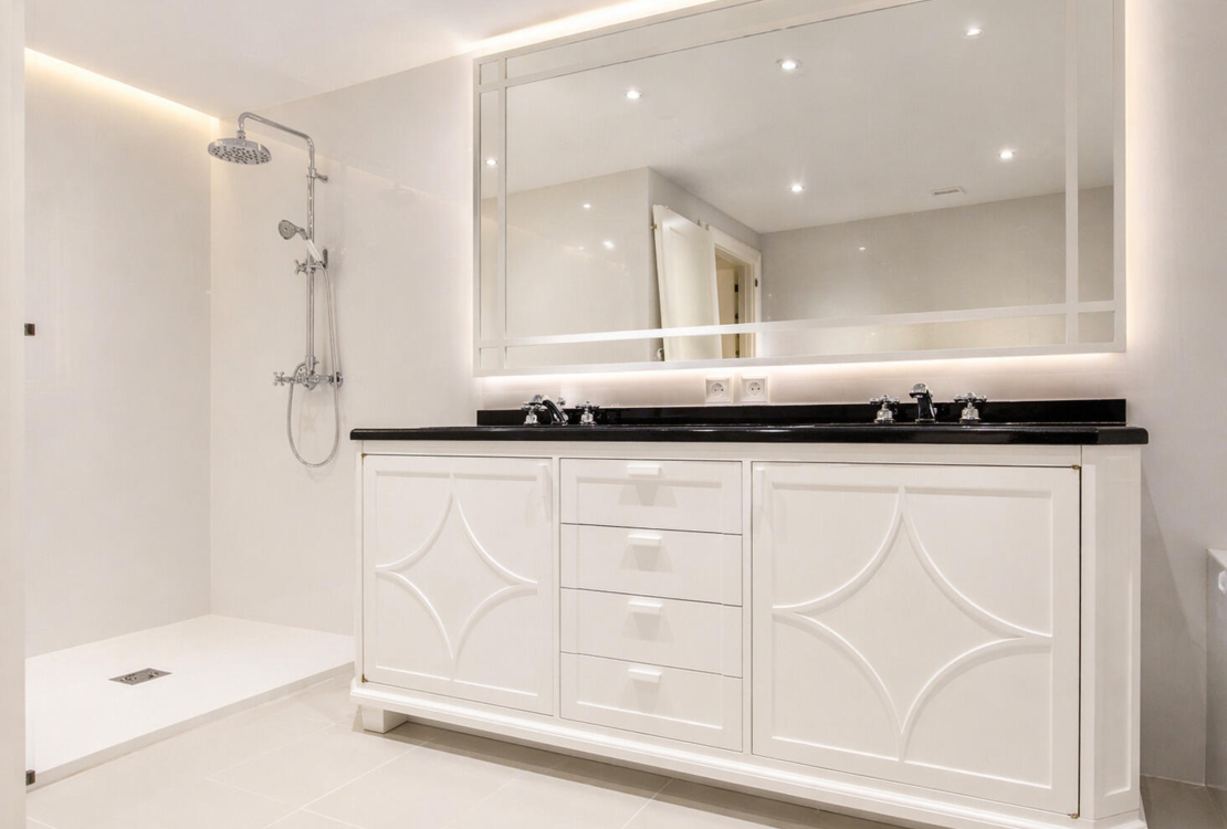 Elegant 5-room apartment with panoramic sea view and high-end services