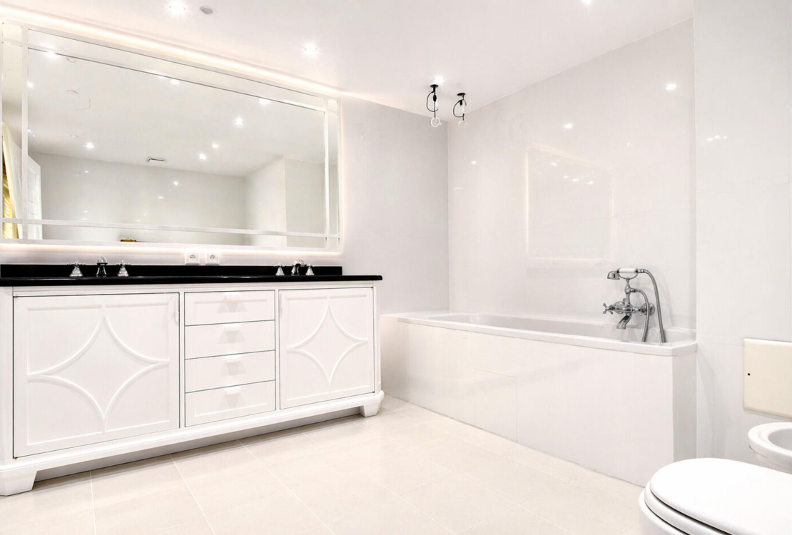 Elegant 5-room apartment with panoramic sea view and high-end services