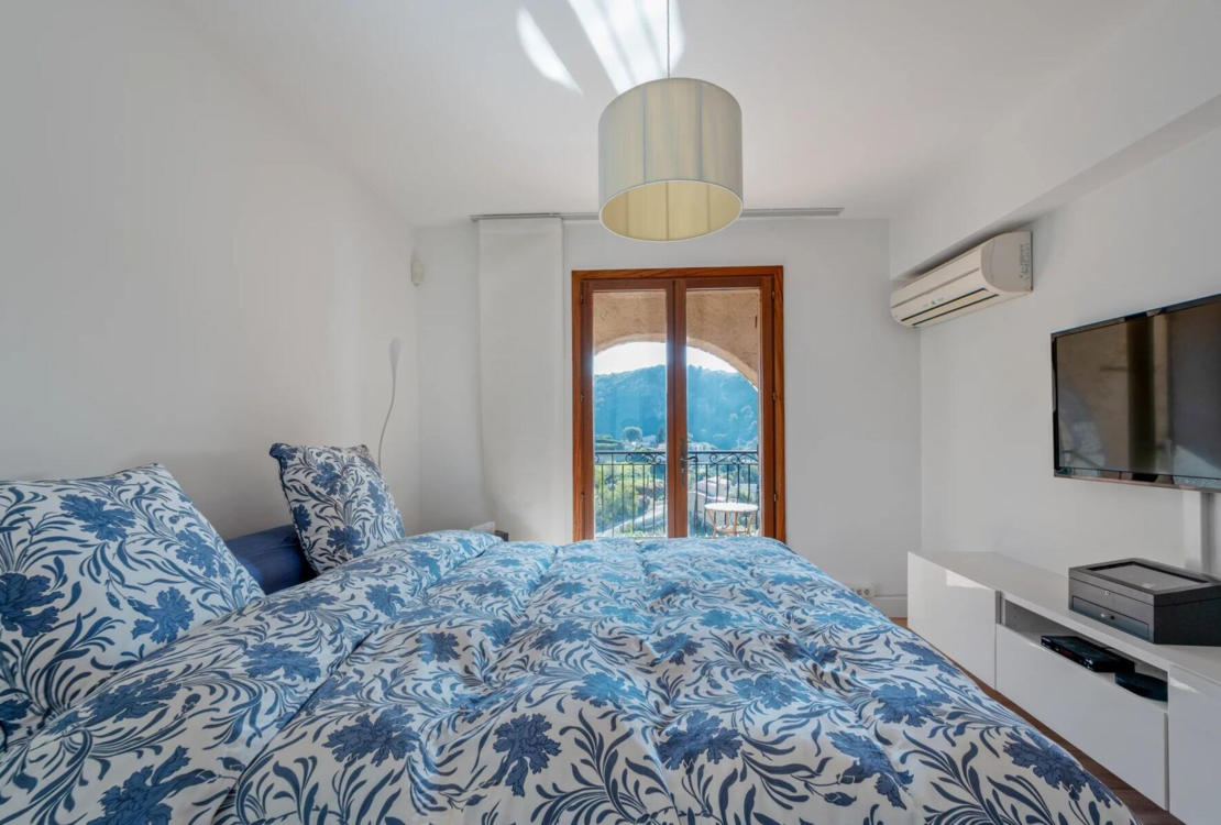 Èze — трёхкомнатная квартира с видом на море и просторной лоджией