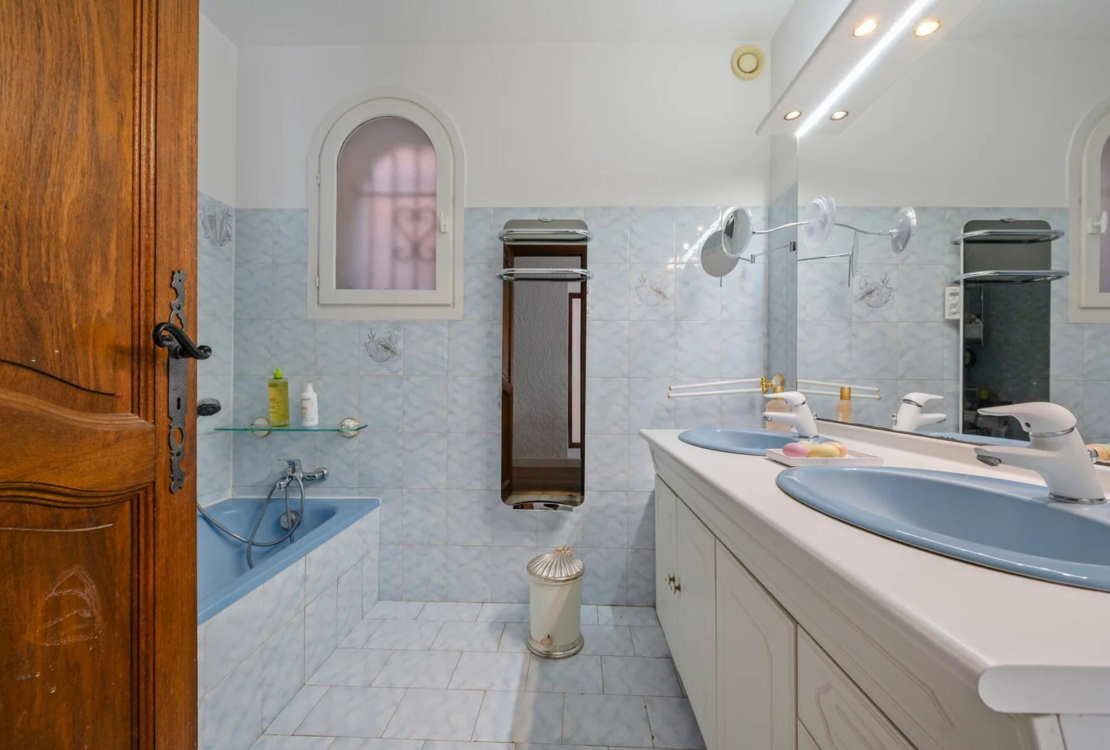 Èze — трёхкомнатная квартира с видом на море и просторной лоджией