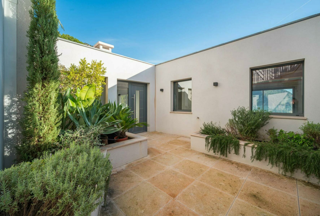 Belle villa contemporaine en bord de mer – à finir et à personnaliser selon vos goûts