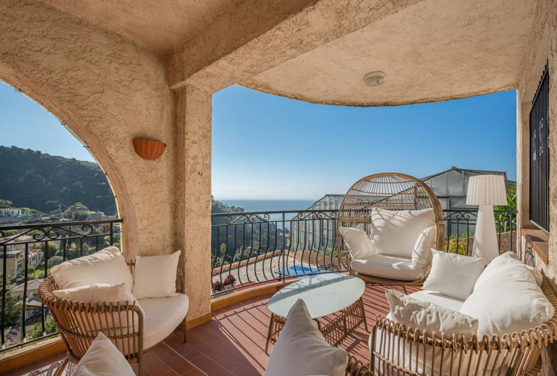 Èze — трёхкомнатная квартира с видом на море и просторной лоджией