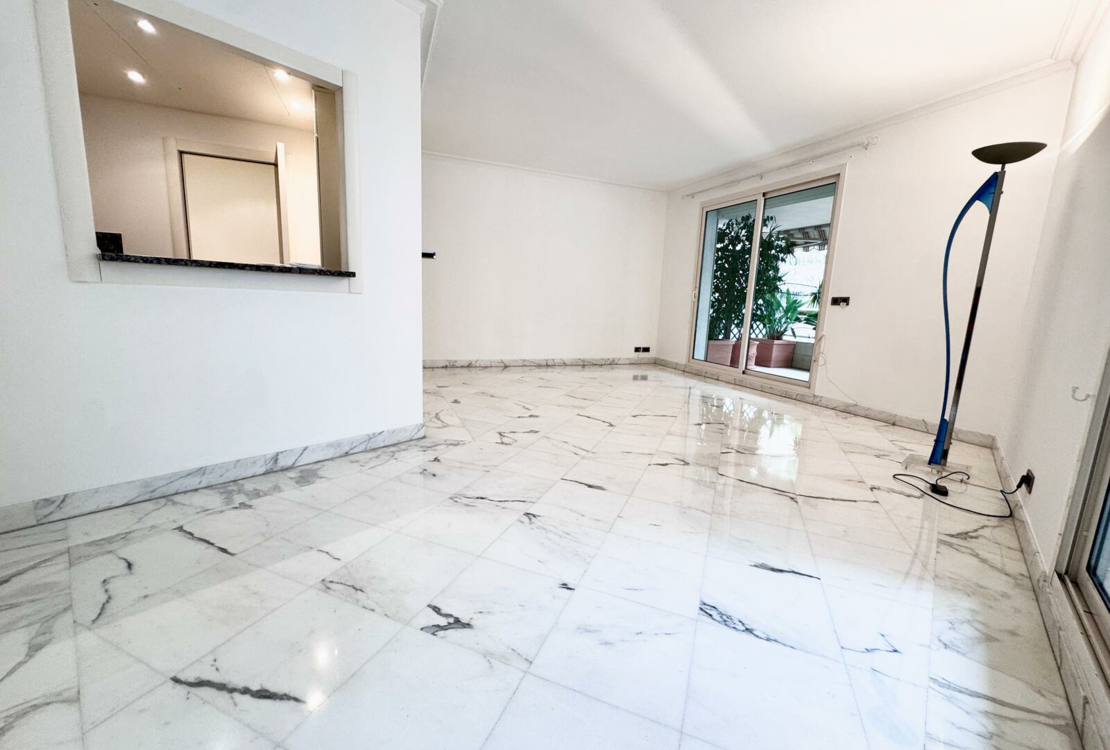 Elegante appartamento con terrazza e piscina