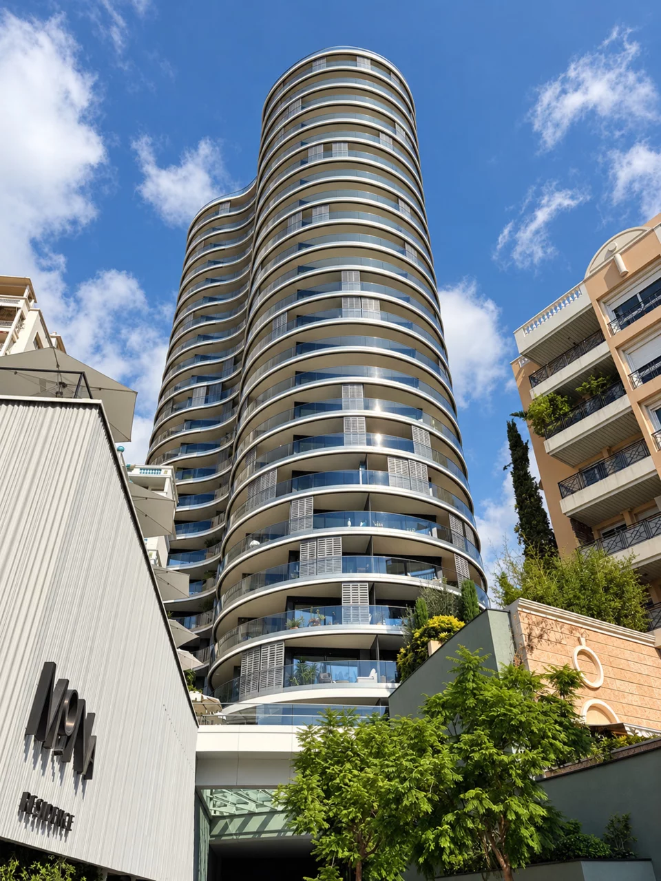 Fassade und geschwungene Balkone der MoNa Résidence, 1 bis rue des Giroflées, Monaco
